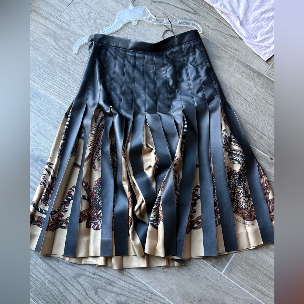 Salvatore Ferragamo Black and Tan Leather Paneled Pleated Midi Skirt US6, M